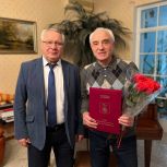 Калининградские единороссы поздравили почётного жителя города