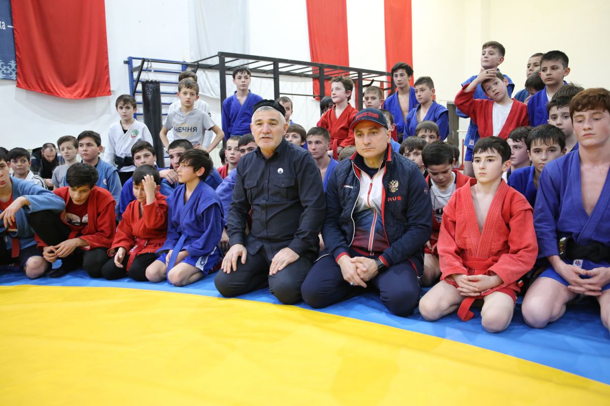 Хусайн Солтагереев и Адлан Динаев посетили физкультурно-спортивный комплекс «Шали»