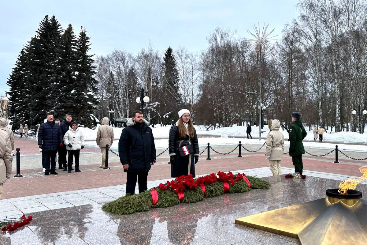 «Единая Россия» приняла участие в возложении цветов ко Дню защитники Отечества