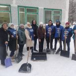 Юрий Крячко помог в очистке снега на территории детского сада «Колосок»