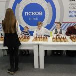 Сеанс одновременной игры в шахматы на пяти досках провели в Штабе общественной поддержки в Пскове