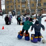 В Осинниках Кемеровской области активисты «Единой России» организовали спортивный праздник для детей