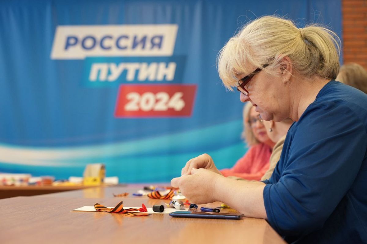 Серебряные волонтеры в Петербурге сделали значки ко Дню защитника Отечества — их передадут бойцам в зону СВО
