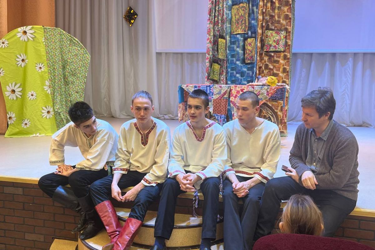 «Театр на колёсах»: самодеятельный театр кукол приехал в гости к юным зрителям Красноярского района