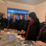Активистки Женского движения Единой России навестили вдову участника СВО, которая открыла цех по пошиву одежды для бойцов