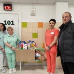 Партийцы Верх-Исетского местного отделения передали сладкие подарки и игры для тяжелобольных детей