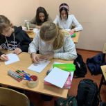Юные жители Октябрьского района изготовили открытки участникам СВО