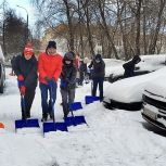 Волонтёры «Единой России» совместно с сотрудниками префектуры ЦАО организовали «снежный десант»