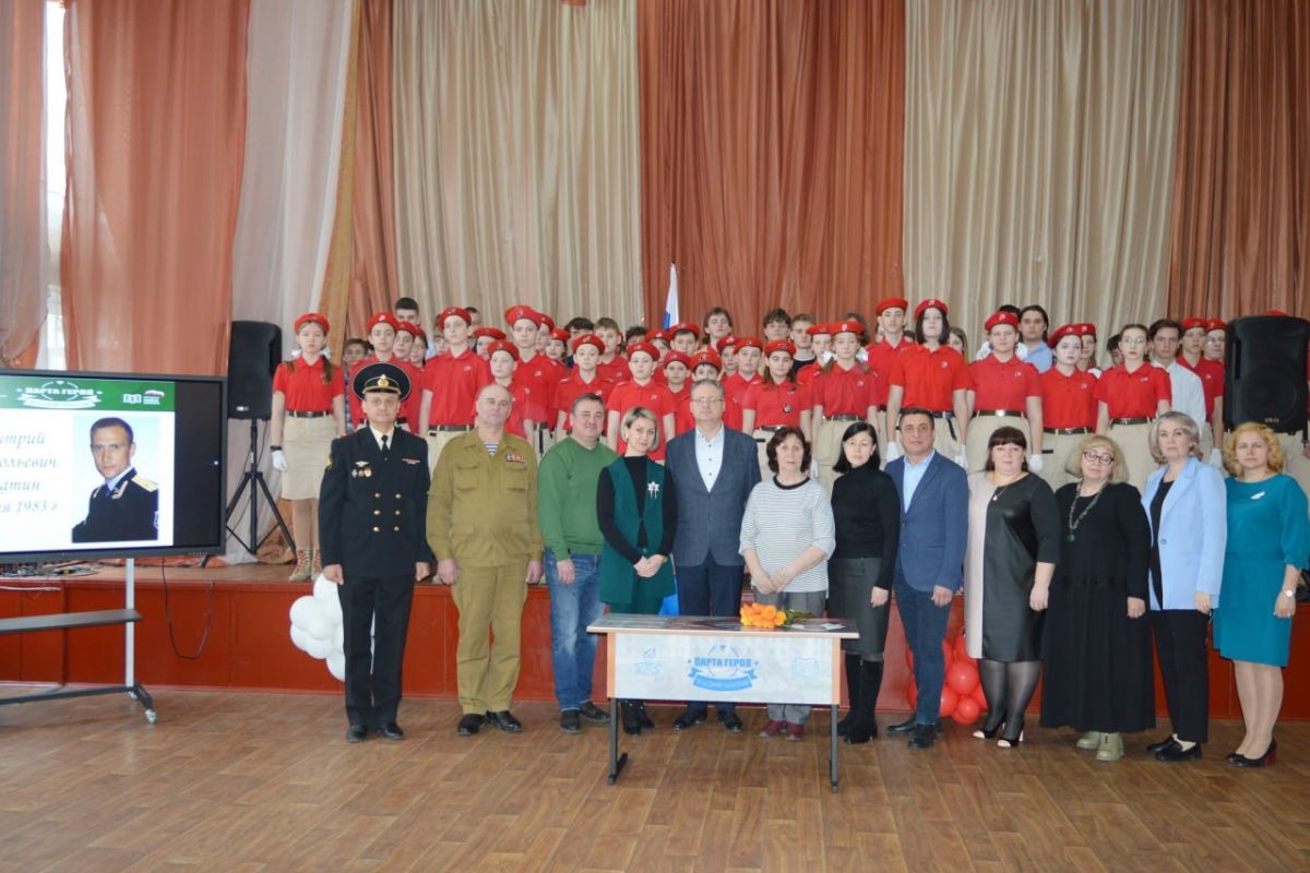В гвардейской школе № 2 поставили две «Парты Героя», посвященные погибшим участникам СВО