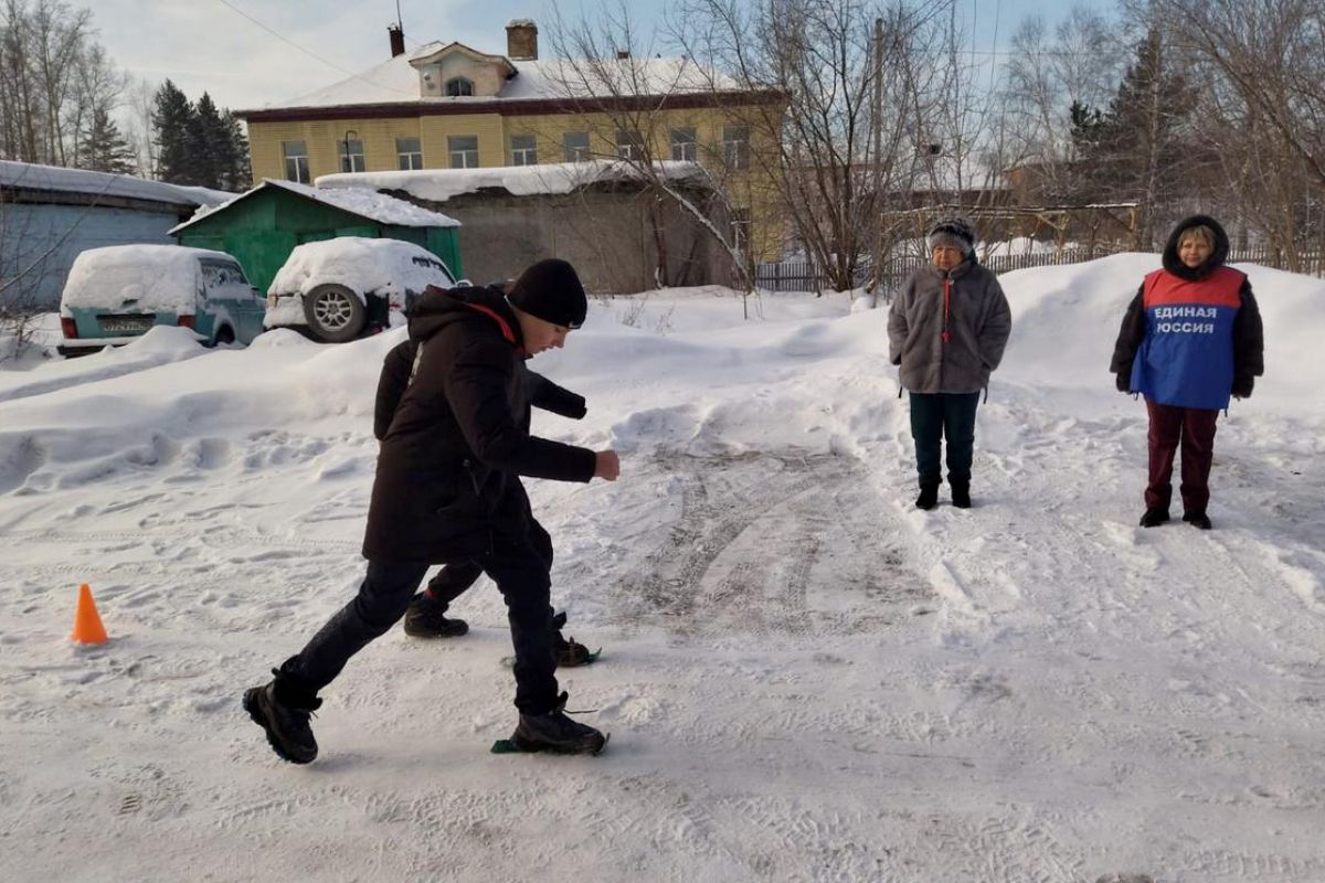 В Мысках единороссы провели зимние дворовые игры