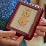 В Лабытнанги жительнице блокадного Ленинграда вручили почетный знак
