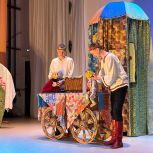 «Театр на колёсах»: самодеятельный театр кукол приехал в гости к юным зрителям Красноярского района