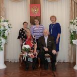 Члены Партии поздравили семью Мотрий из Октябрьского района с бриллиантовой свадьбой