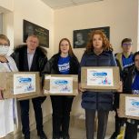 Активисты партии передали Коробки храбрости в детские больницы Ярославля