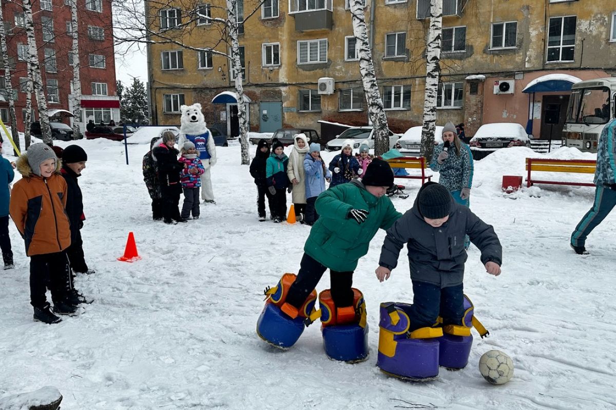 В Осинниках единороссы провели «Веселые старты»