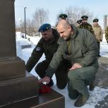 Герой Донецкой Народной Республики Артём Жога возложил цветы к памятникам воинов - интернационалистов в Ижевске
