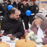 Александр Мажуга вместе с жителями района Щукино поздравил ветерана Великой Отечественной войны с днем рождения