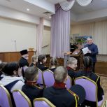 Артем Кавинов передал нижегородским школьникам подарки от военных, находящихся в зоне СВО