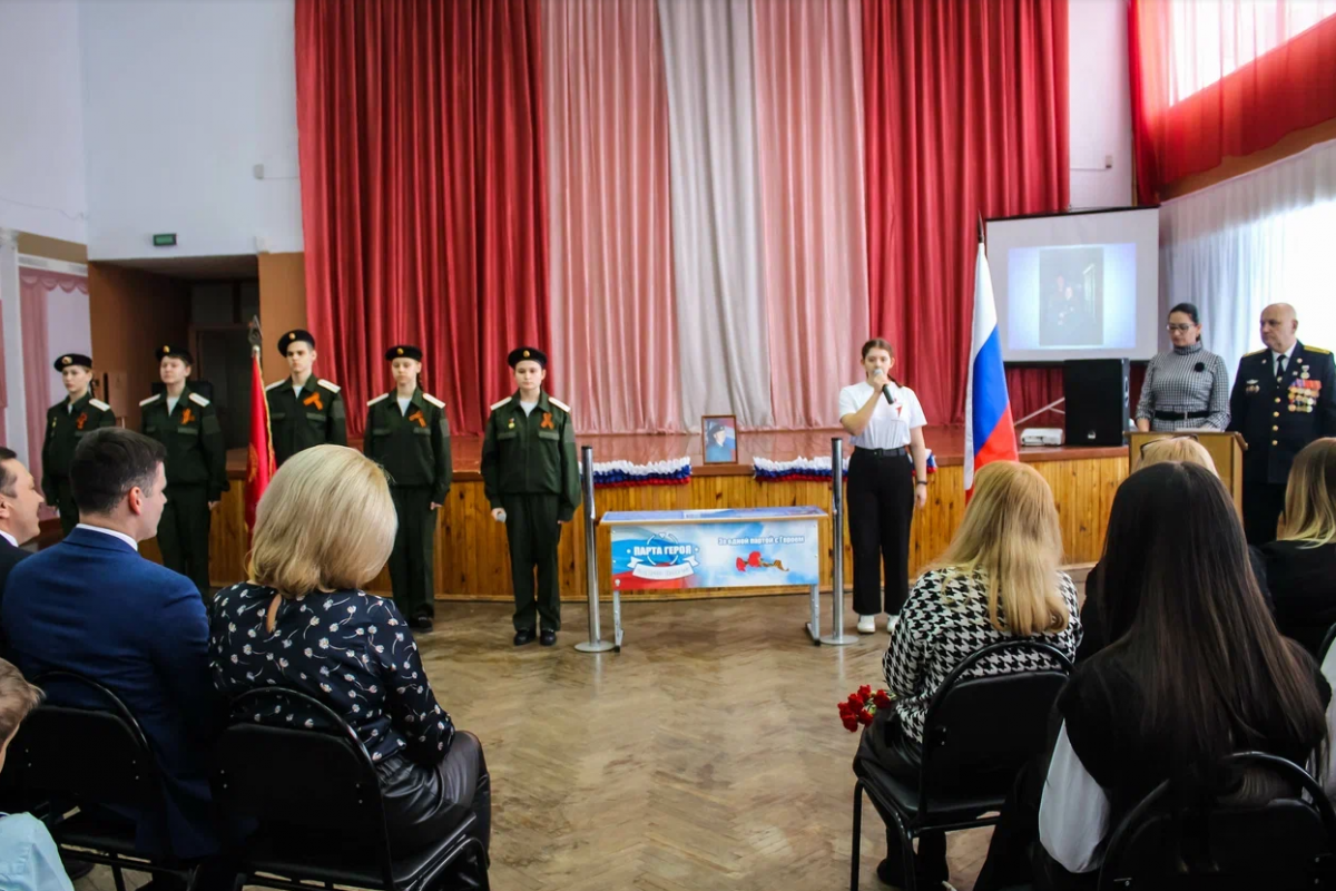 В Орловских школах установили еще две «Парты Героев»