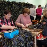 «Серебряные» волонтеры помогают участникам СВО вместе с алтайскими сторонниками «Единой России»