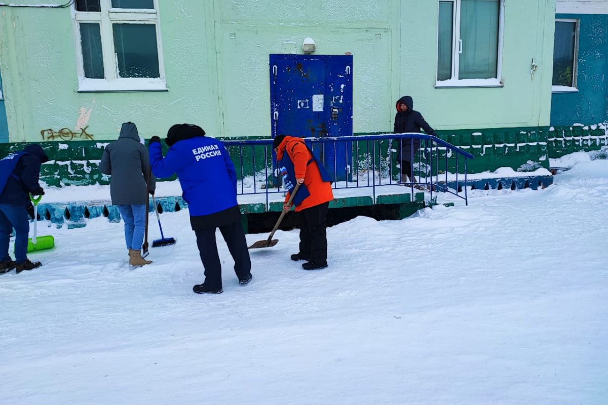 Партийцы вместе с горожанами убрали занесенные в результате снегопадов  дворовые территории по улице Южной