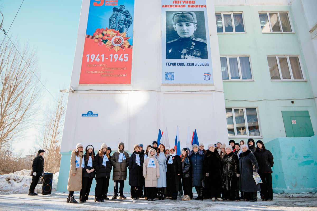 Портрет Героя Советского Союза разместили на тюменской школе