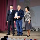 Отец военной медсестры из Алтайского края получил медаль общественного признания «Отец солдата»