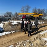«Партийный десант» посетил строящийся спортивно-оздоровительный комплекс в Карачеве