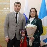 Илья Ножечкин вручил ульяновским волонтерам нагрудный знак «За содействие СВО»
