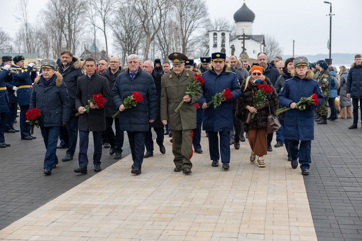 Цветы в память подвига 6-й роты возложили к мемориалу защитникам Отечества в Выбутах