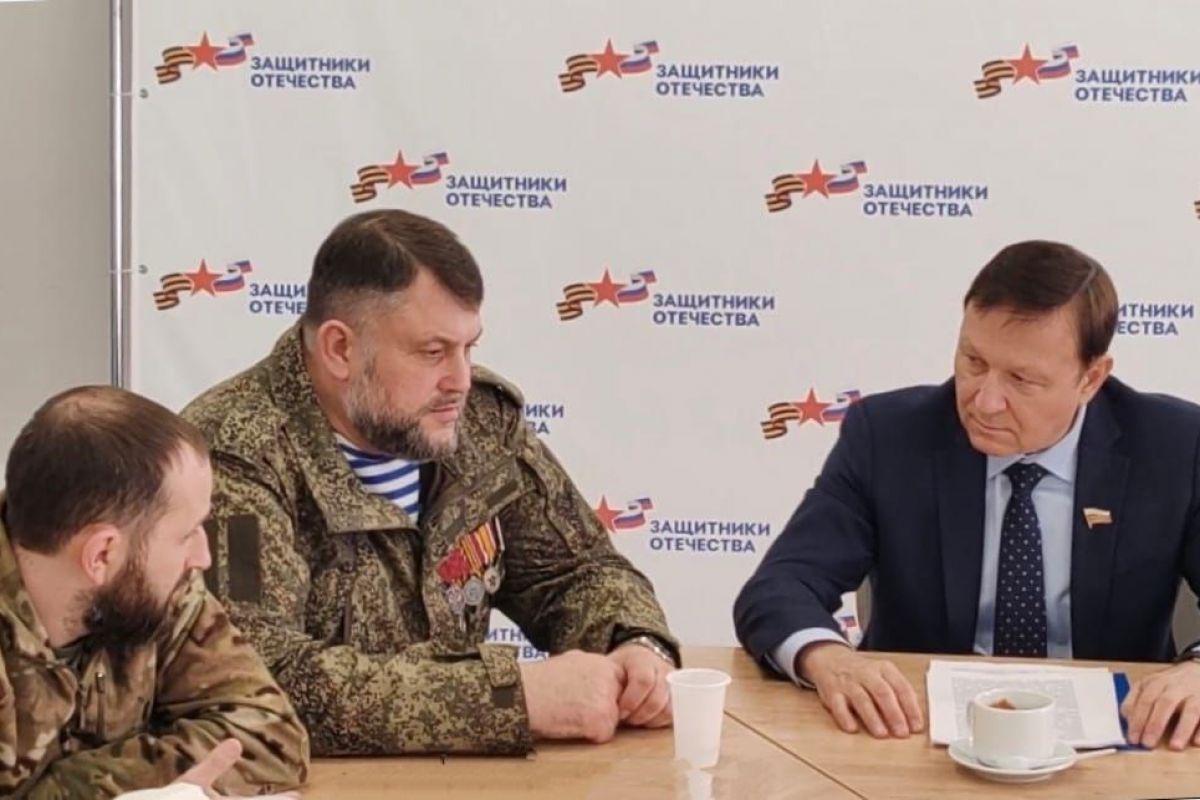 Сенатор Александр Ролик встретился с бойцами СВО