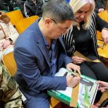 Материалы для изготовления маскировочных сетей и сухих душей для боевых частей херсонского направления передала «Единая Россия» волонтерам в Херсонской области