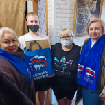 Осинниковские единороссы подарили студенту ноутбук