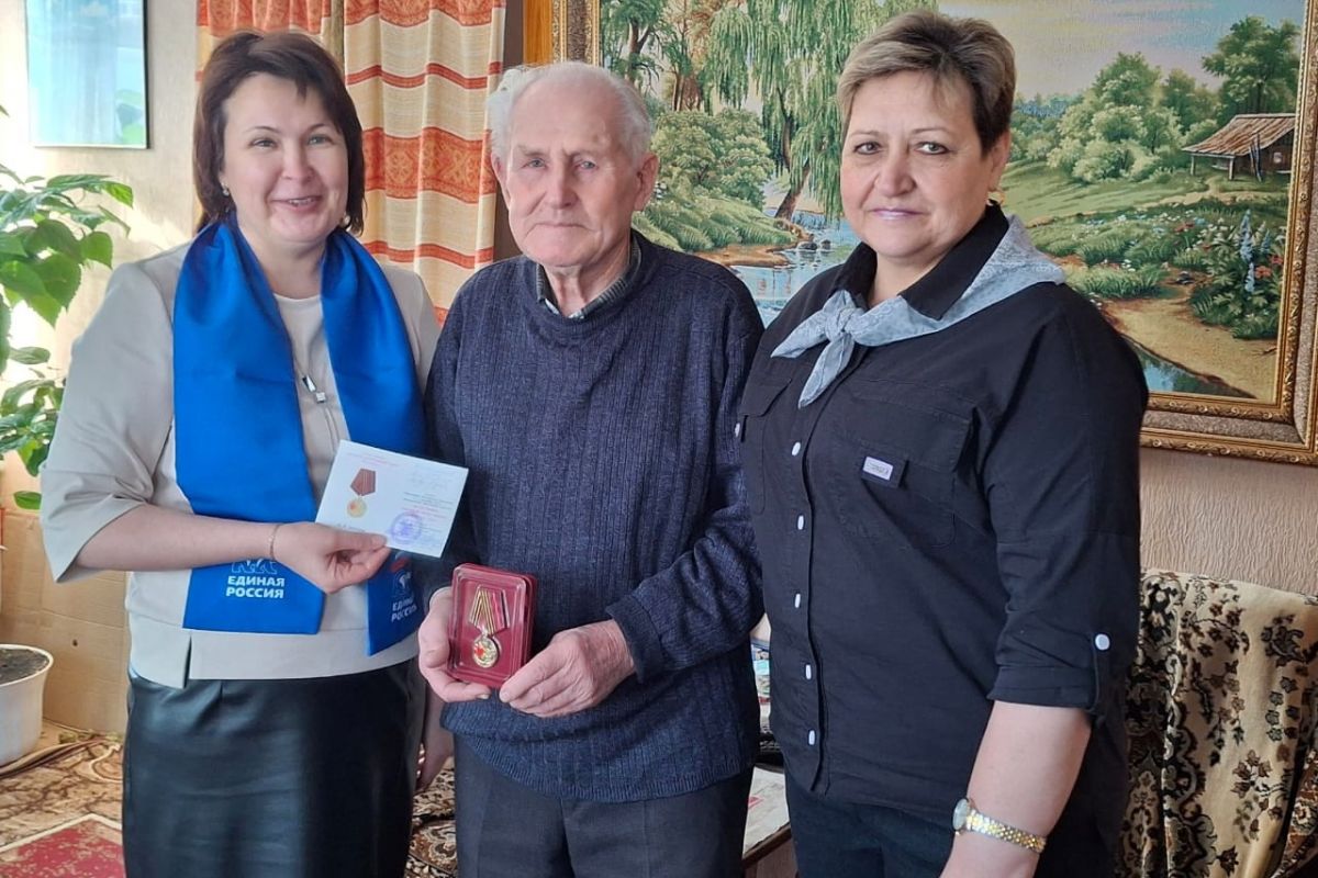 Ветераны Великой Отечественной войны получают юбилейные медали к 80-летию Победы