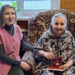 Единороссы вручают юбилейные медали ветеранам и труженикам тыла в честь 80-летия Победы