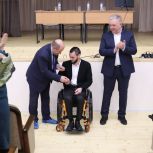 Участнику СВО из Елецкого района вручили партийный билет