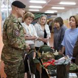 В Долматово ветеран СВО встретился с активистами, которые плетут маскировочные сети для бойцов