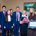 Рамиль Муллин вручает юбилейные медали ветеранам Великой Отечественной войны