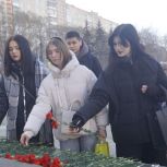 Активисты Центрального местного отделения партии «Единая Россия» присоединились к жителям нашего города, чтобы почтить память воинов-интернационалистов