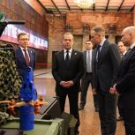 «Единая Россия» и ЦБСТ представили Дмитрию Медведеву систему подавления дронов «Титан»