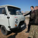 Военнослужащим передали автомобиль от регионального отделения партии