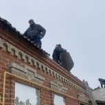 «Единая Россия» помогает оперативно восстанавливать крыши и стёкла поврежденных от обломков беспилотника ВСУ домов в Геническе