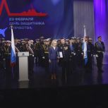 Ирина Яровая вручила памятные подарки участникам СВО
