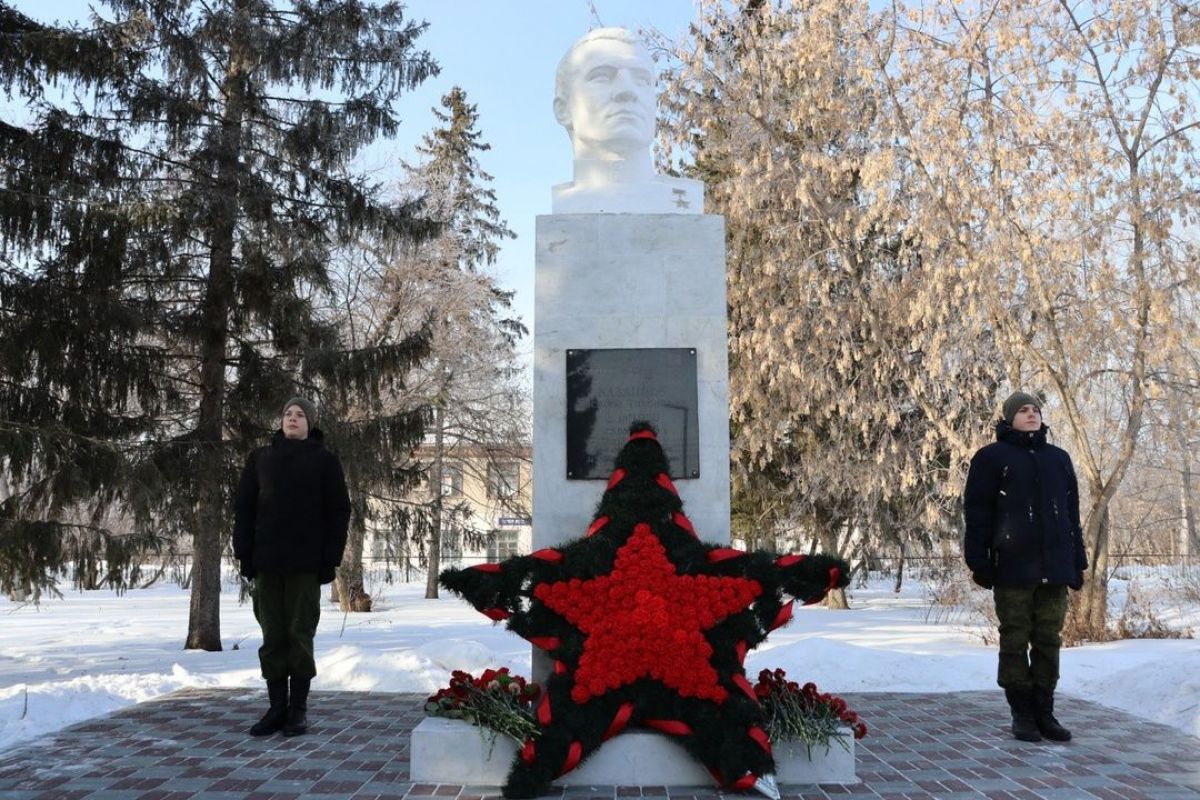 В Красноармейском районе открыли обновленный сквер памяти Героя Советского Союза Василия Тихоновича Казанцева