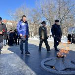 В Дагестане возложили цветы к памятнику «Воину-освободителю» у Вечного огня