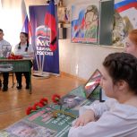 В Донецке «Единая Россия» установила четыре Парты Героя, посвящённые участникам СВО