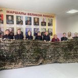 Кадеты сделали маскировочную сеть для бойцов СВО и написали письма поддержки