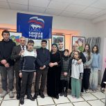 В рамках проекта "Старшее поколение" единороссы провели выставку, на которую были приглашены семьи участников СВО