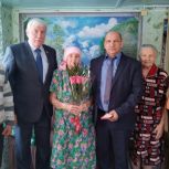 Депутат «Единой России» Вячеслав Василенко вручил юбилейную медаль в честь 80-летия Победы ветерану из Советского сельского района