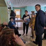 Сенатор РФ Александр Брыксин посетил курян в пункте временного размещения и передал гуманитарную помощь